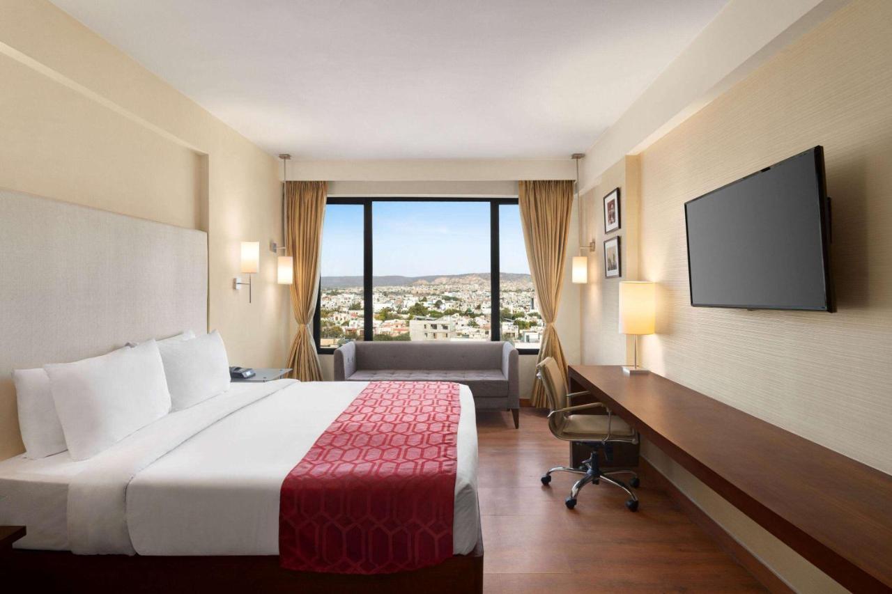 Ramada By Wyndham North होटल
