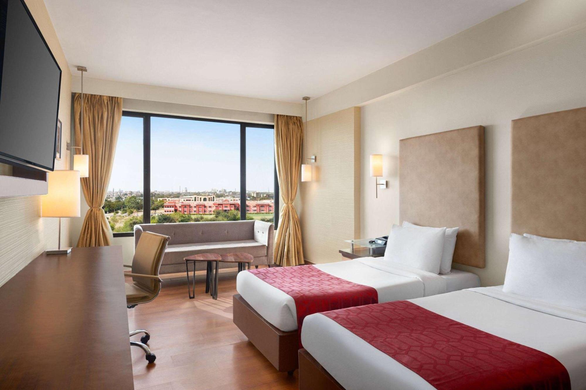 Ramada By Wyndham North होटल 4*
