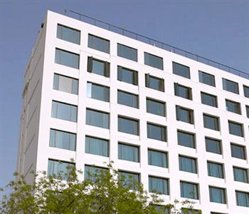 Ramada By Wyndham North होटल
